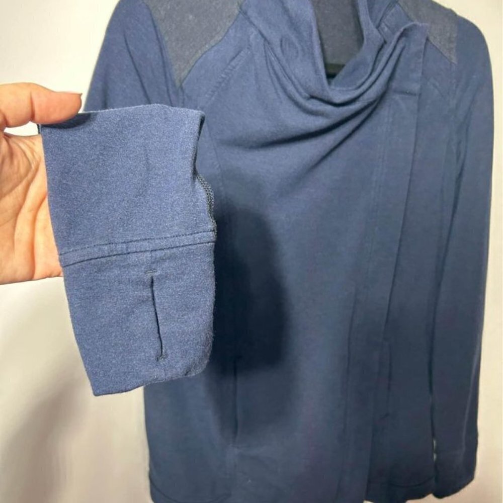 Lululemon woman’s cardigan wrap. 2 button, pockets. Size 4. Navy blue. - Picture 3 of 9